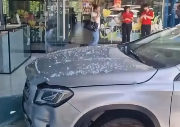 Auto se impacta contra local en San Pedro Garza García I VIDEO