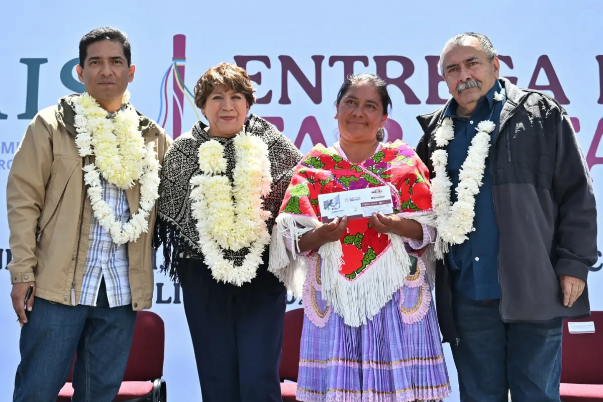 Delfina Gómez con miembros de la comunidad indígena.  Foto: Alberto Dzib