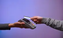 ¿Es ilegal el cobro de comisión al pagar con tarjeta en establecimientos? Esto dijo Profeco
