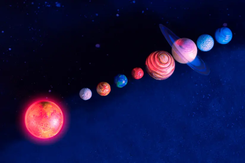 La madrugada del 10 de agosto traerá un espectacular fenómeno cósmico donde seis planetas se alinearán en el cielo nocturno. Foto: Canva
