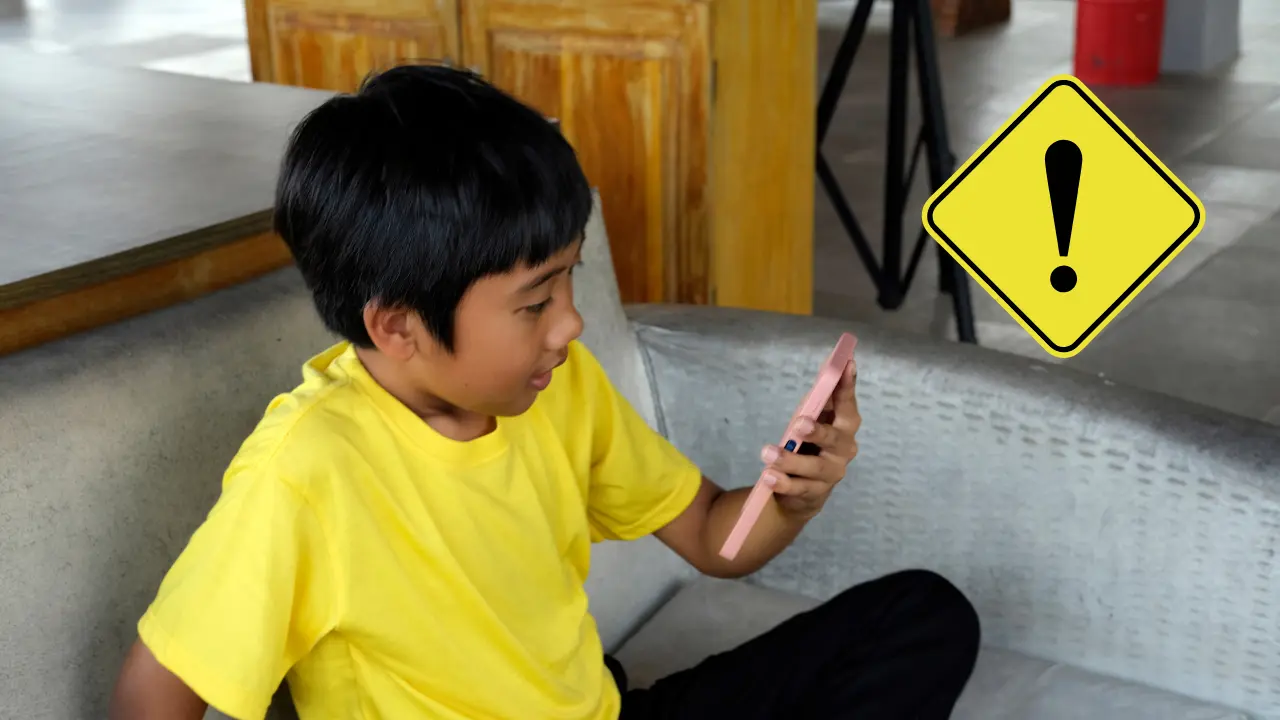 Niño con celular, medio utilizado por extorsionadores en las llamadas cruzadas. Foto: Canva