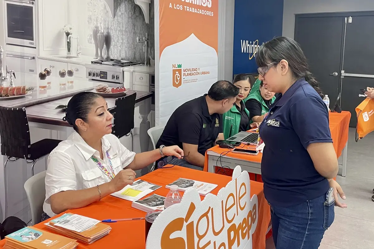 Una mujer en la Brigada Ayudamos en Nuevo León. Foto: Gobierno de Nuevo León