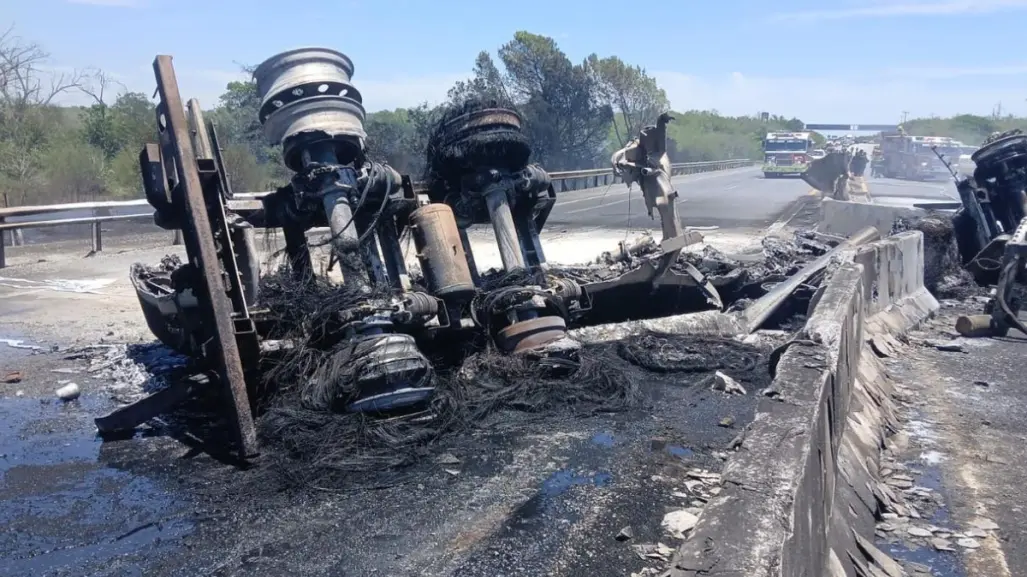 Explota tráiler con turbosina en Linares, Nuevo León I FOTOS