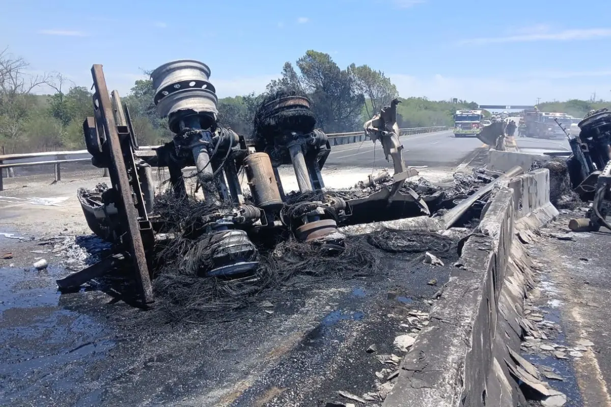 Tráiler incendiado en el municipio de Linares. Foto: Facebook Bomberos Linares