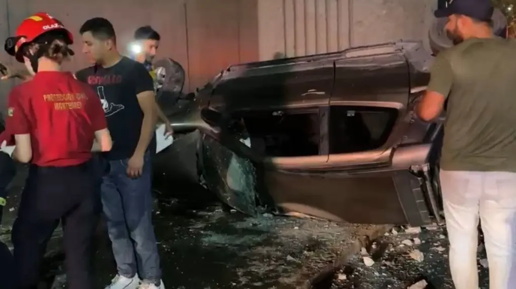 Joven sobrevive tras volcadura de camioneta desde un puente en Monterrey