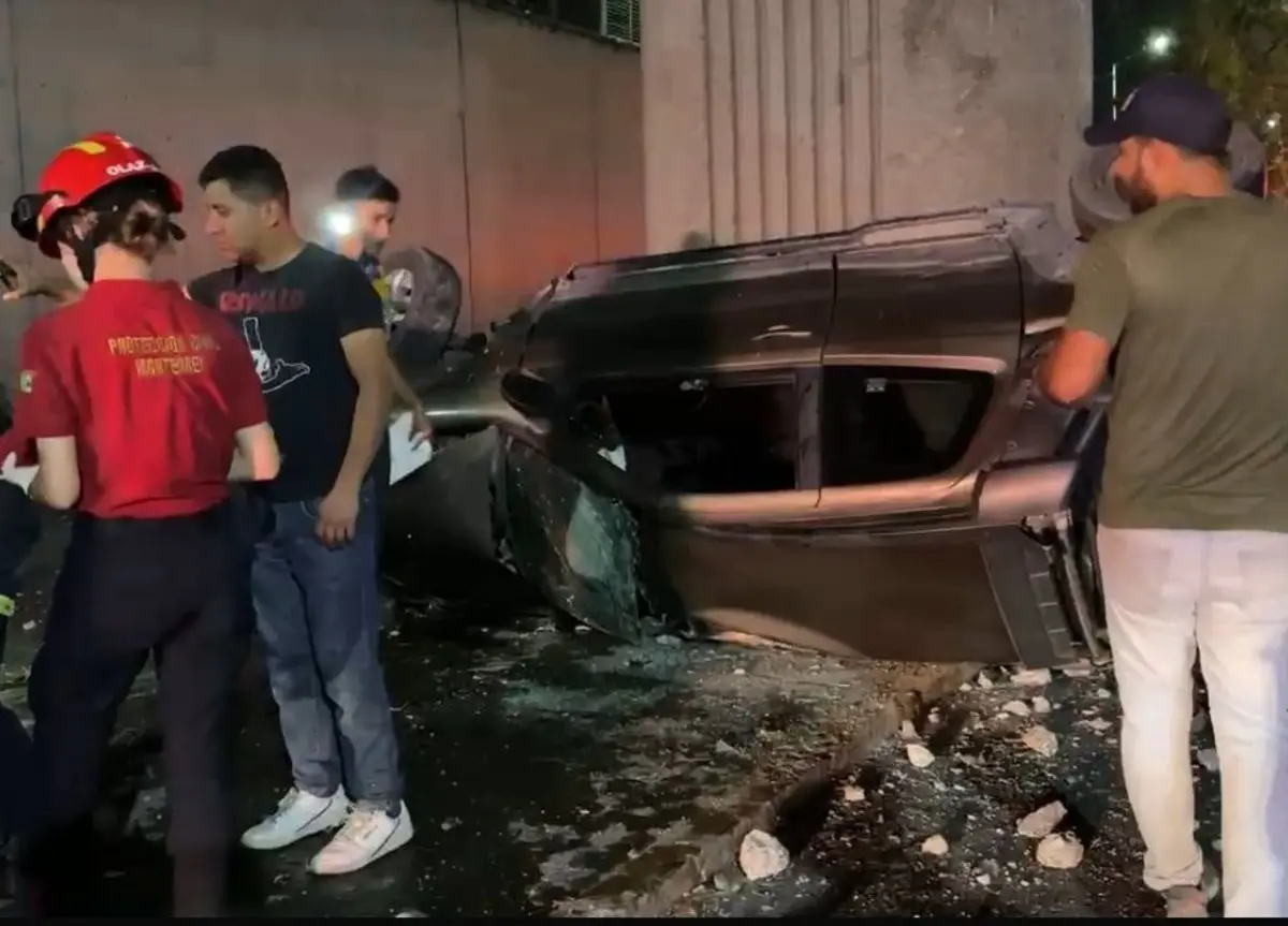El impacto fue tan violento que la camioneta salió proyectada a más de 10 metros de altura, volando literalmente antes de estrellarse contra el muro de la línea del Metro. Foto: Protección Civil de Monterrey.