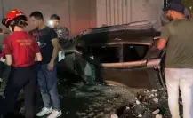 Joven sobrevive tras volcadura de camioneta desde un puente en Monterrey