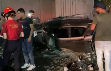 Joven sobrevive tras volcadura de camioneta desde un puente en Monterrey