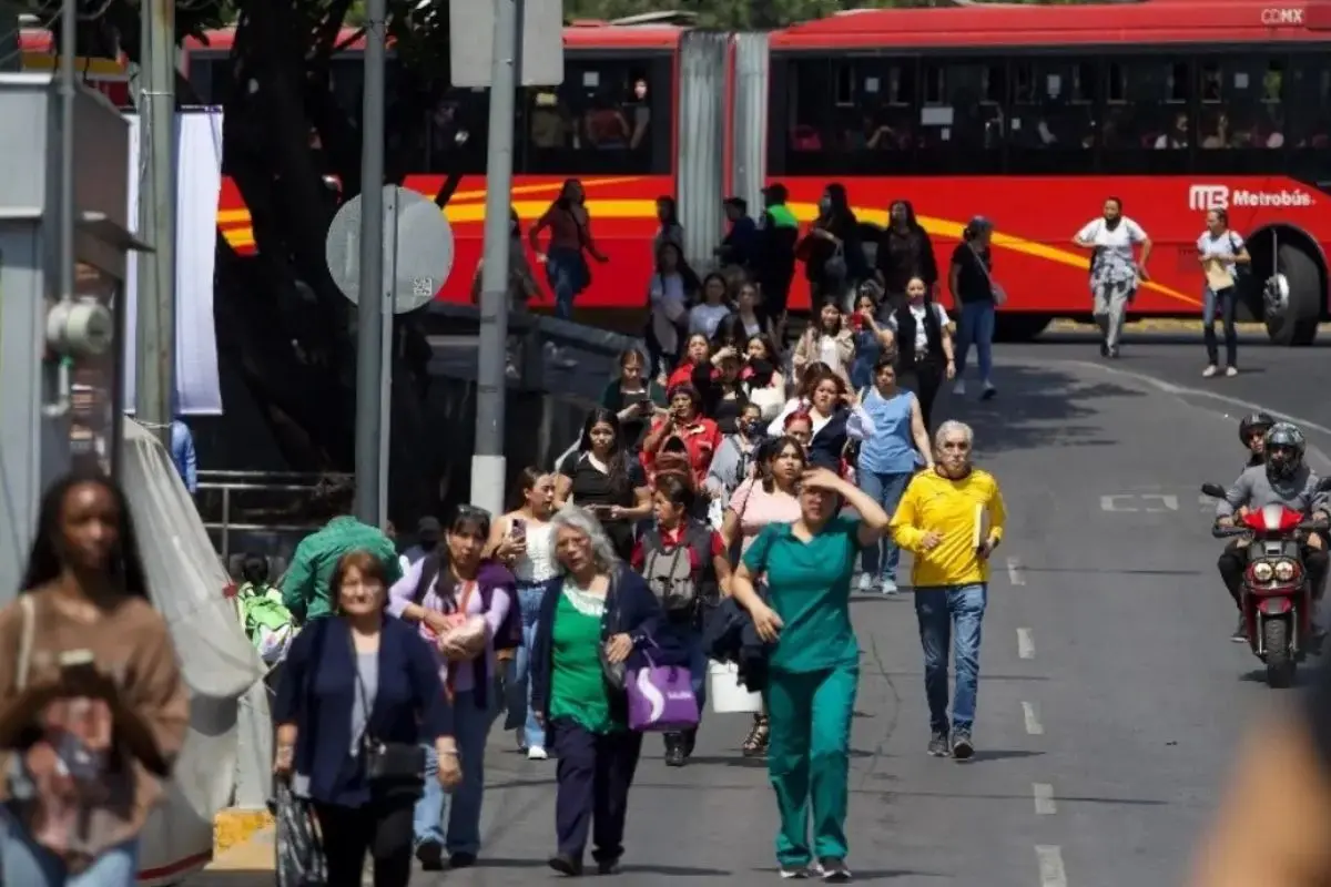 Personas afectadas por vialidades cerradas por marcha en CDMX. Foto: X (@Metrobús) | Canva