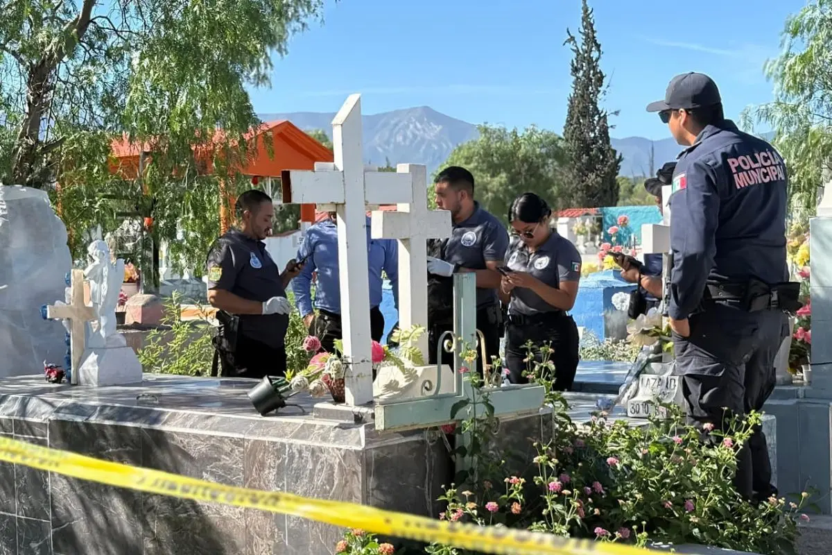 Autoridades investigan muerte en Panteón Santiago en Saltillo / Foto: Marco Juárez