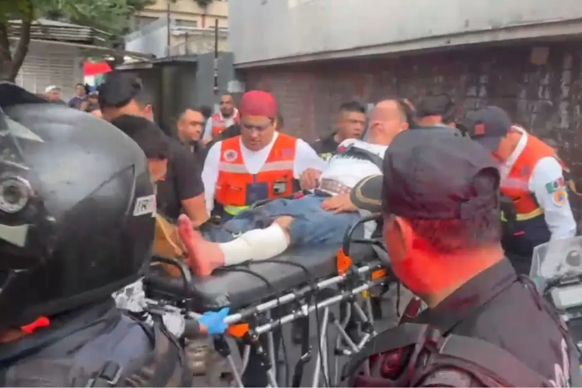 Niegan atención a hombre baleado afuera del Centro Médico Siglo XXI en CDMX. Foto: Luis Antonia Alfaro