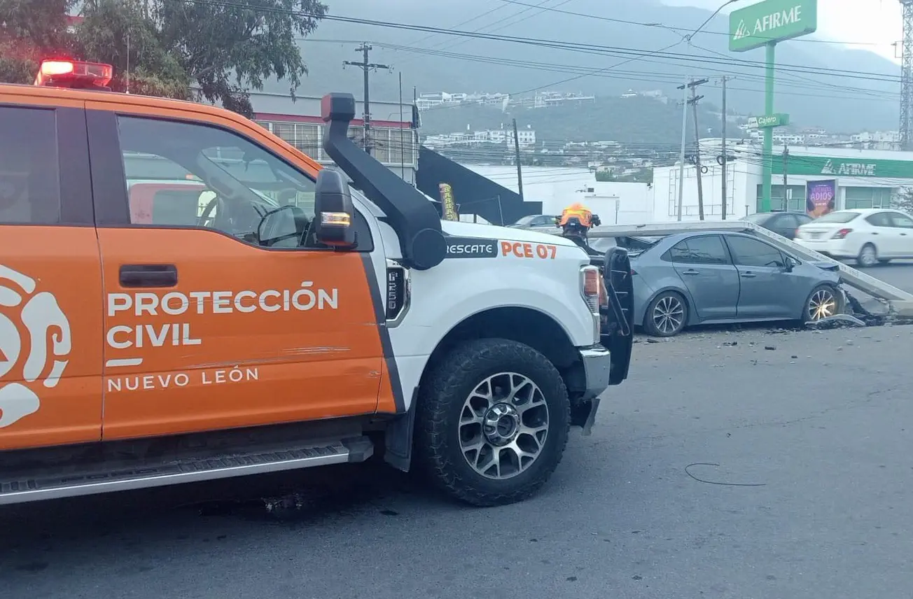 Los estragos causados por estos dos accidentes viales incluyen afectaciones al flujo vehicular en zonas de alta circulación tanto en el centro como en el sur del municipio. Foto: Protección Civil de Nuevo León.