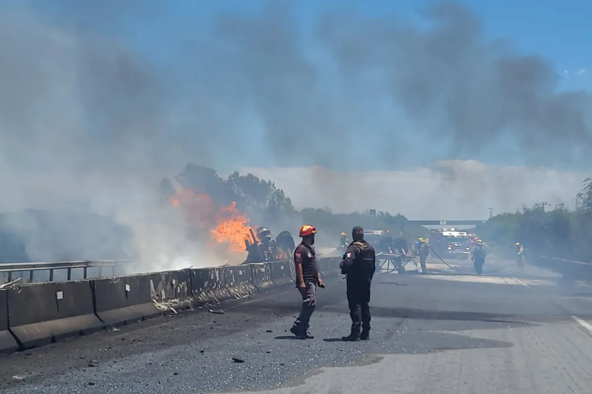 La circulación se encuentra cerrada en ambos sentidos de la carretera federal 85 | Foto: SSPT