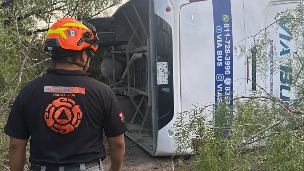 Volcadura de camión de transporte deja 10 lesionados en Salinas Victoria