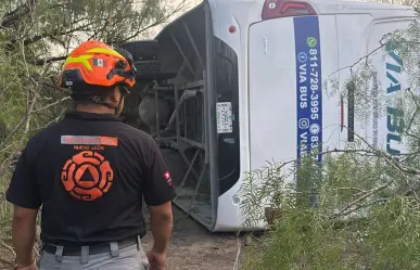 Volcadura de camión de transporte deja 10 lesionados en Salinas Victoria