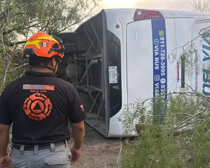 Volcadura de camión de transporte deja 10 lesionados en Salinas Victoria