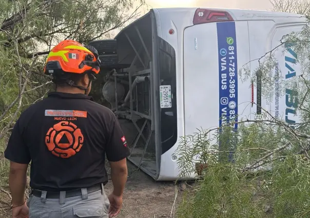 Volcadura de camión de transporte deja 10 lesionados en Salinas Victoria