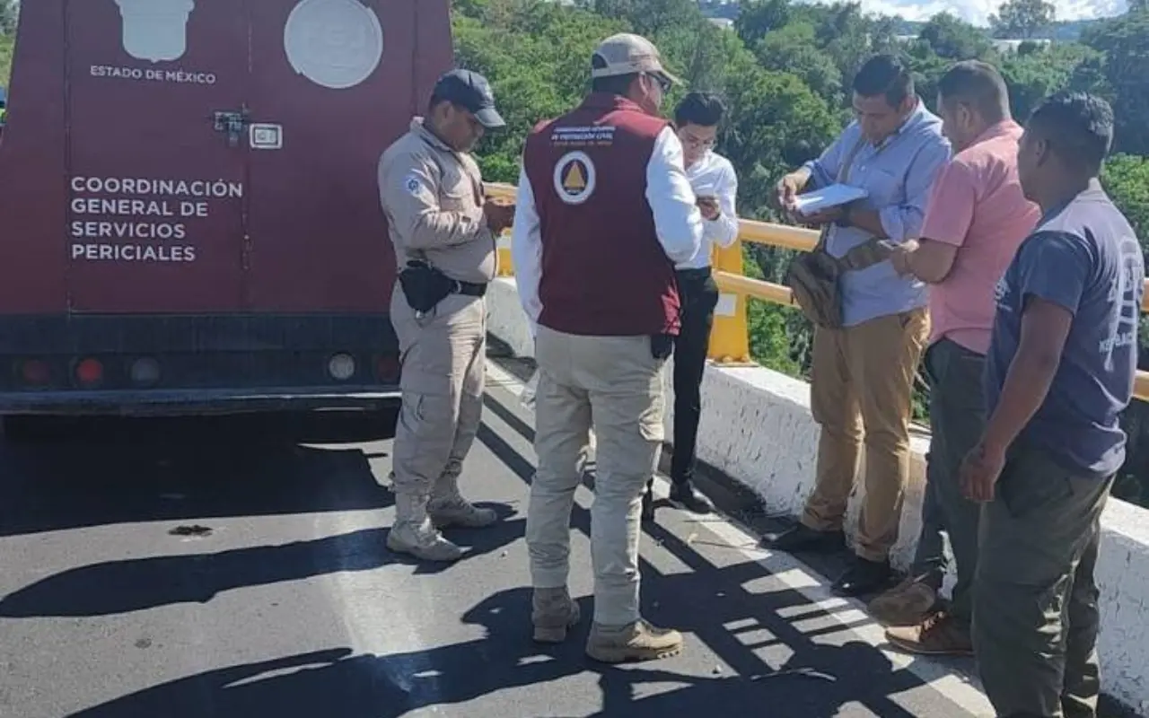 Hallan restos humanos en la barranca del Puente de Calderón, en Ixtapan de la Sal. Foto: X/ El Sol de Toluca (Canva)