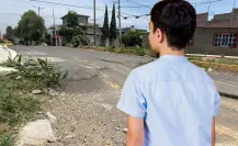 VIDEO | Integrantes del cártel de Tláhuac embolsan droga frente a menores en CDMX