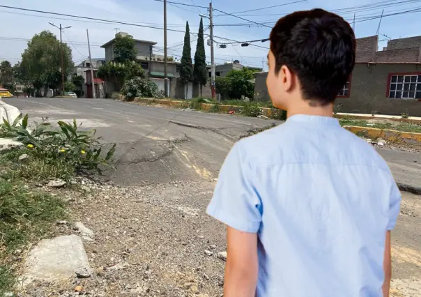 VIDEO | Integrantes del cártel de Tláhuac embolsan droga frente a menores en CDMX