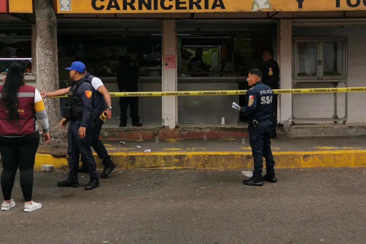Acordonamiento de un adulto mayor baleado en CDMX. Foto: Luis Antonio Alfaro