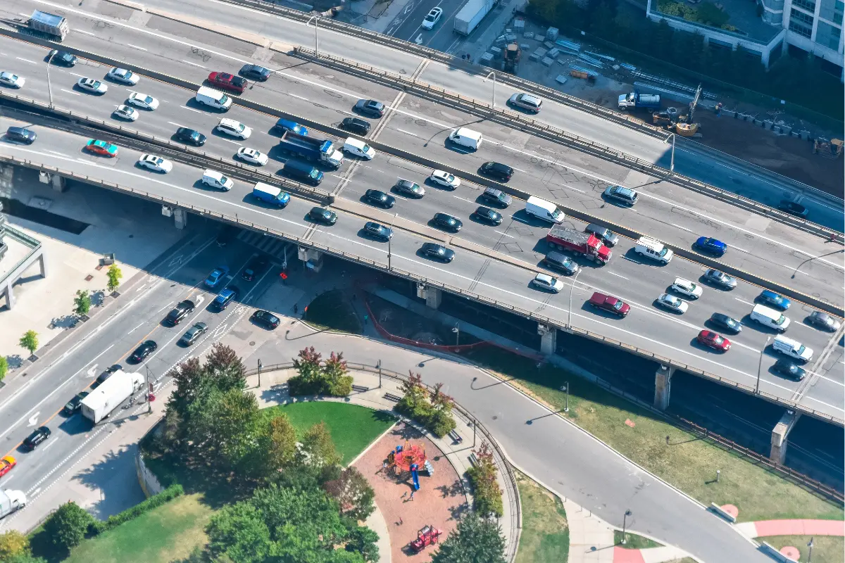 Ante los retos de movilidad que enfrenta la zona metropolitana, el gobierno de Nuevo León contempla implementar un esquema de horarios escalonados/Foto: Freepik