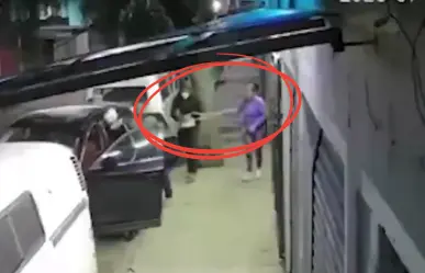 VIDEO | Familia llevaba al doctor a abuelita y les roban auto en Ecatepec