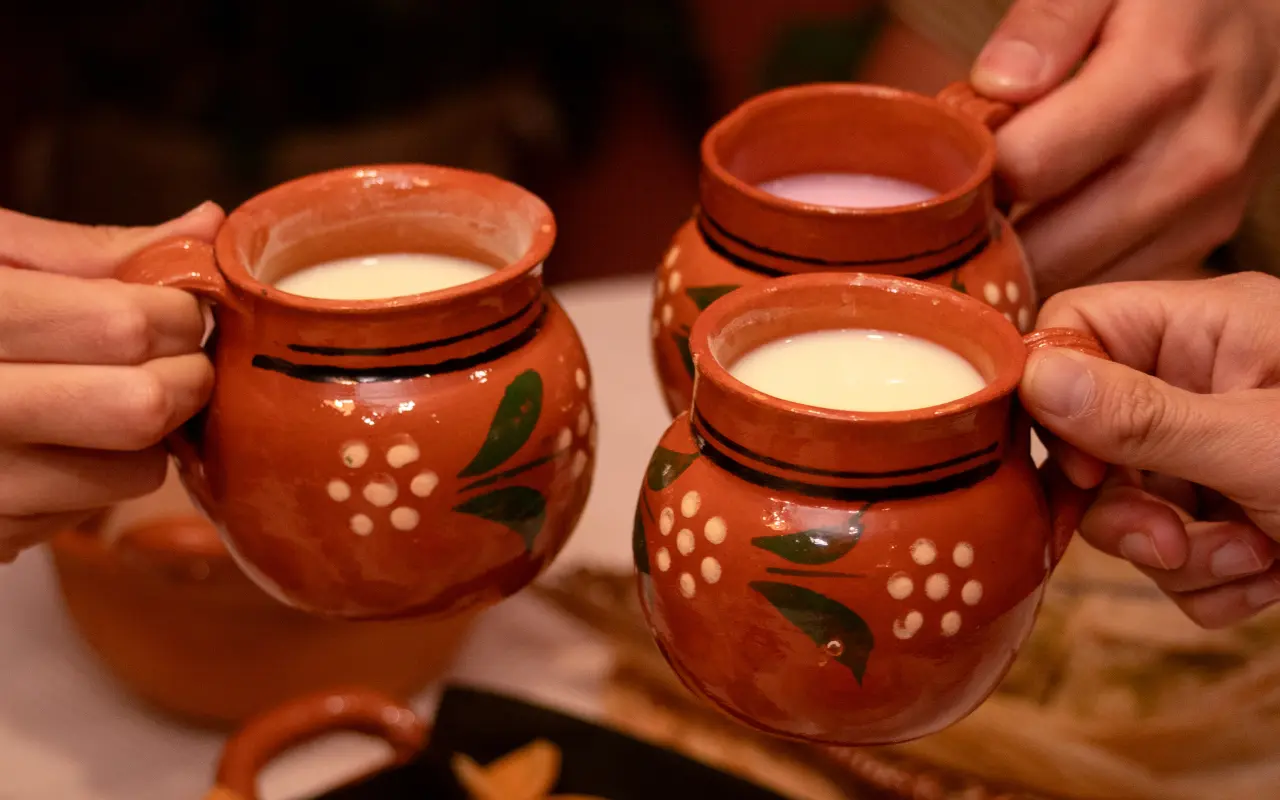 Tres tazas de atole. Foto: Canva
