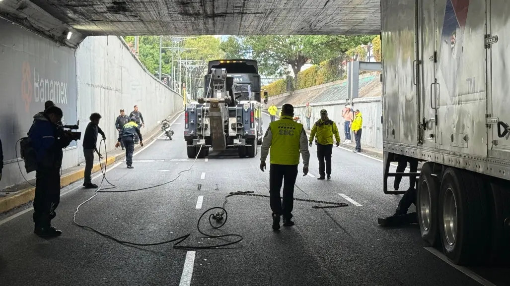 Camión que transportaba insumos para Domino´s se queda atorado en Viaducto e Insurgentes