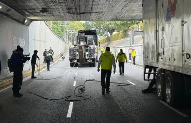 Camión que transportaba insumos para Domino´s se queda atorado en Viaducto e Insurgentes