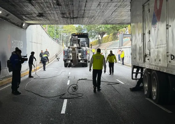 Camión que transportaba insumos para Domino´s se queda atorado en Viaducto e Insurgentes