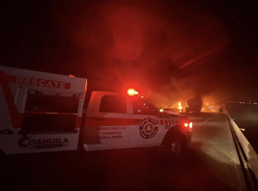 Servicios de emergencia atendiendo el aparatoso accidente en Coahuila / Foto: Marco Juárez 