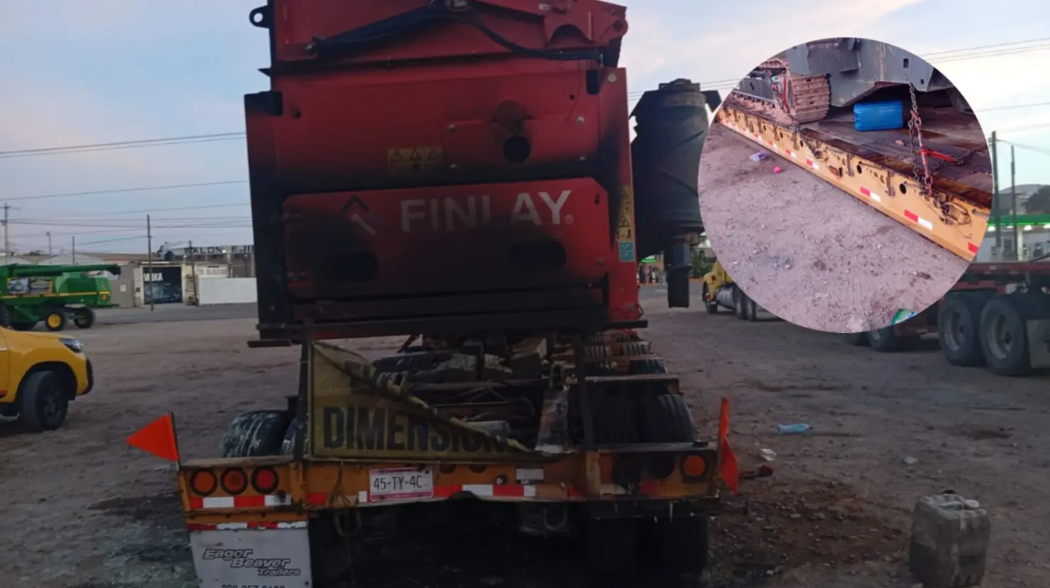 Foto: Especial | Desconocidos prenden fuego a un camión de carga de una empresa de Durango que transportaba maquinaria para el sector minero.