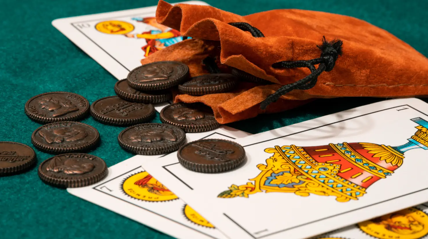 Descubre el Encanto de la Baraja Española: Una Puerta a los Juegos de Cartas Clásicos. Foto: Canva.