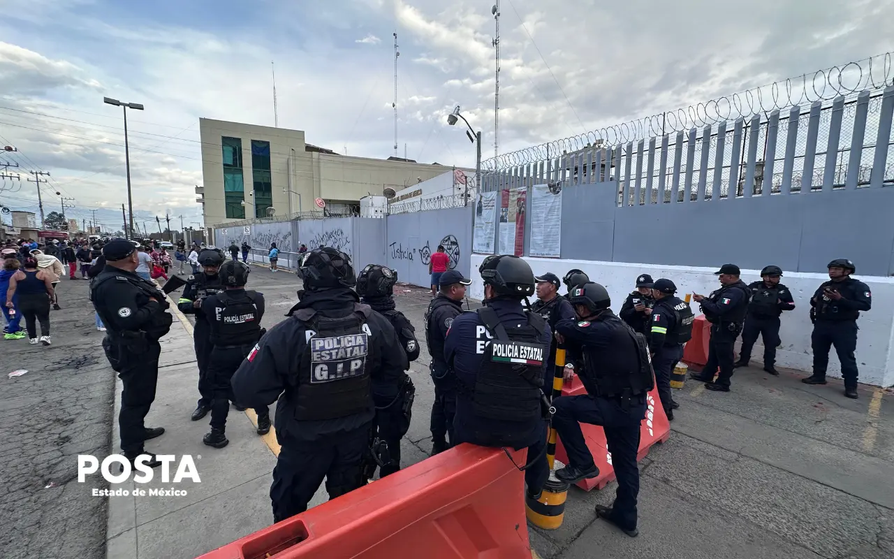 Familiares de internos se manifestaron afuera del penal de Chalco, Edomex, tras reportarse una presunta riña al interior. Foto: Juan Manuel López