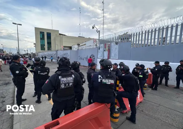 Vuelven familiares de presos al penal de Chalco; exigen información sobre el estado de salud de sus familiares