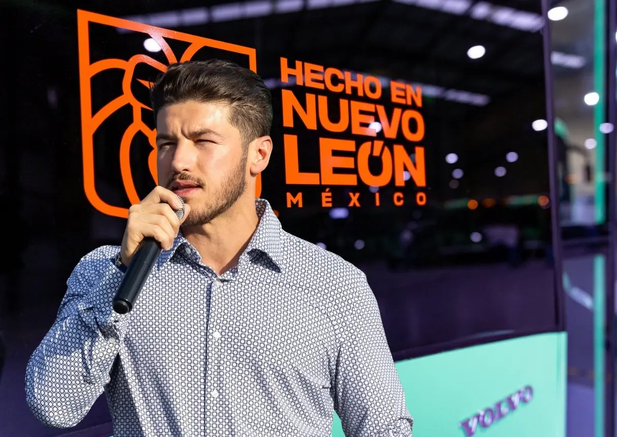 García Sepúlveda dijo lo anterior, durante su mensaje en la entrega de 30 unidades nuevas de la Ruta-30 Barro. Foto: Rosy Sandoval. Foto: Canva/Gobierno de Nuevo León.