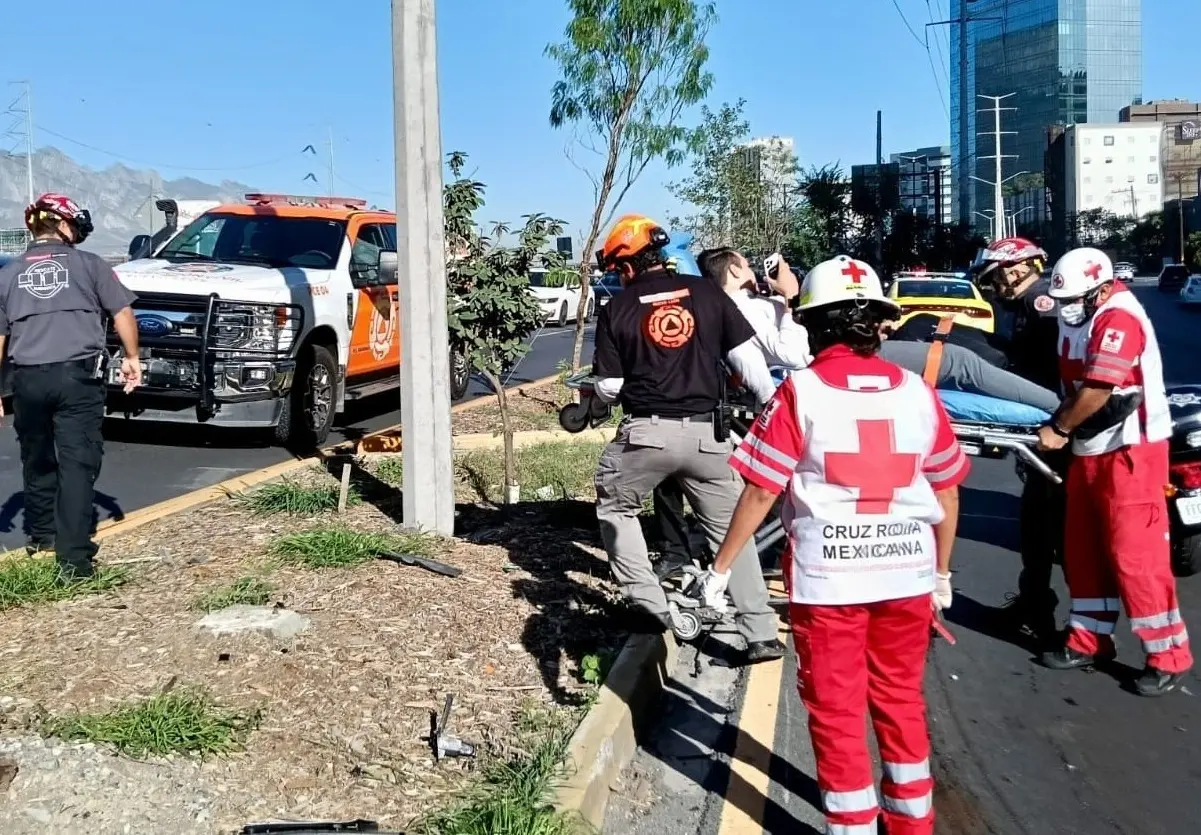 El fuerte choque ocurrió en un carril del bulevar Antonio L. Rodríguez, ubicado al poniente del municipio de Monterrey. Foto: Protección Civil de Nuevo León.