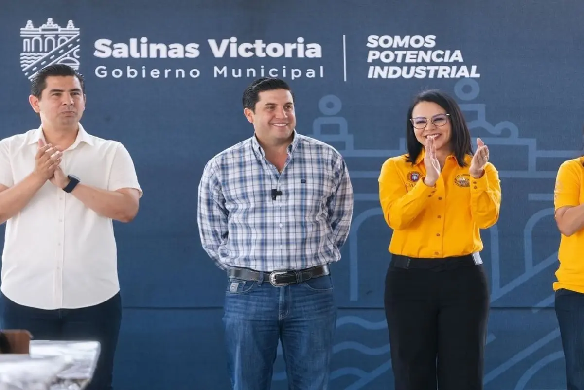 La entrega de estos bancos va más allá de una donación material; representa un paso firme en la visión educativa que tiene Raúl Cantú para Salinas Victoria. Foto: Facebook Raúl Cantú.
