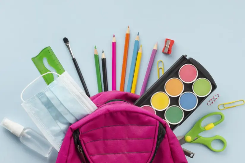 Revisar la lista de útiles escolares | Foto: Freepik