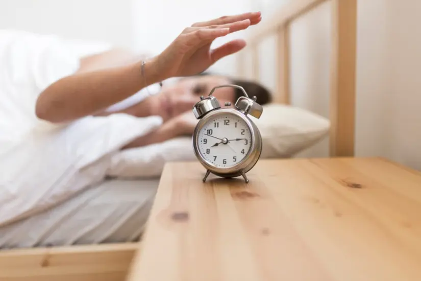 Levantarse con tiempo para llegar puntual a la escuela | Foto: Freepik