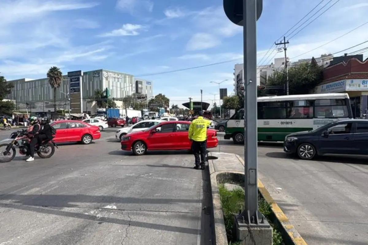 Personal de tránsito de la SSC de CDMX controlando el tráfico. Foto: X (@UCS_GCDMX)
