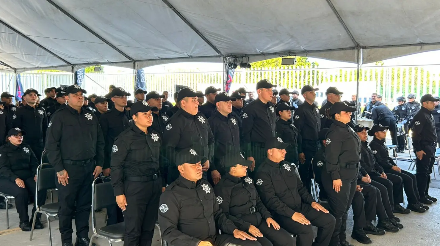 La ceremonia de graduación fue encabezada por el alcalde Adrián de la Garza, quien también realizó la toma de protesta de los elementos. Foto: POSTA.