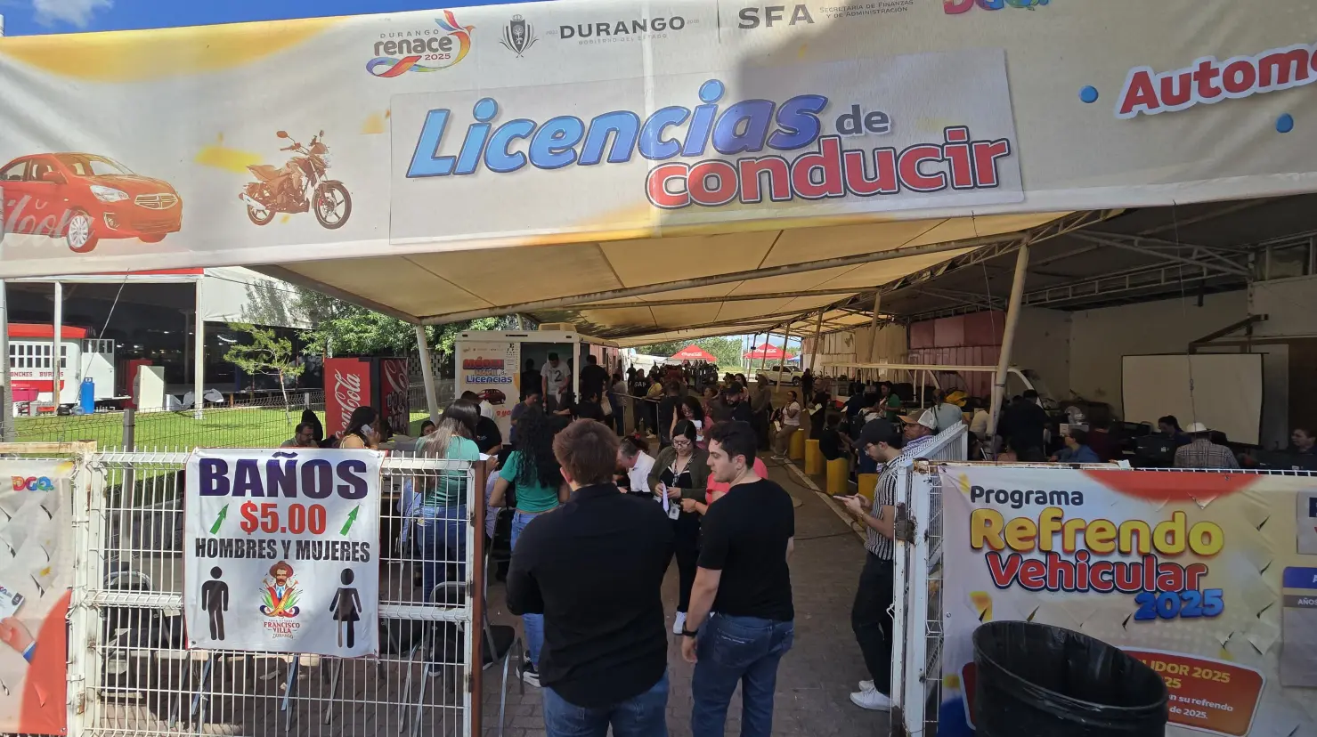 En las instalaciones de la Feria de Durango, la Secretaría de Finanzas y de Administración realiza algunos trámites. Foto: Luis Lozano.