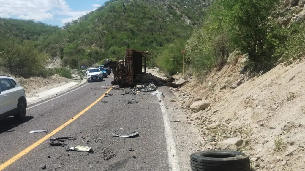 Fuerte accidente en carretera cerca de Los Barriles, BCS; unidades de emergencia acuden al lugar