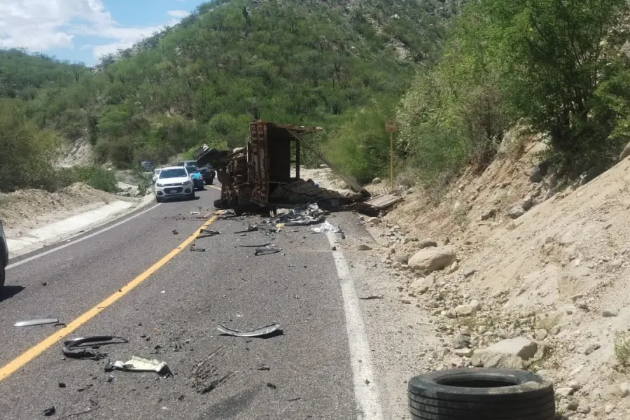 Fuerte accidente en carretera cerca de Los Barriles, BCS; unidades de emergencia acuden al lugar