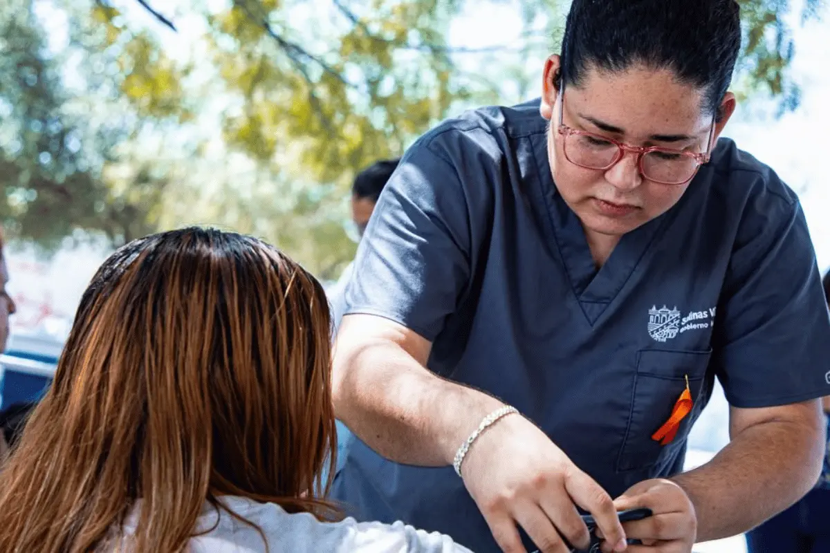 La brigada de servicios que visitó la colonia Fuentes de Castilla ofreció una variedad de atenciones completamente gratuitas. Foto: Gobierno de Salinas Victoria.