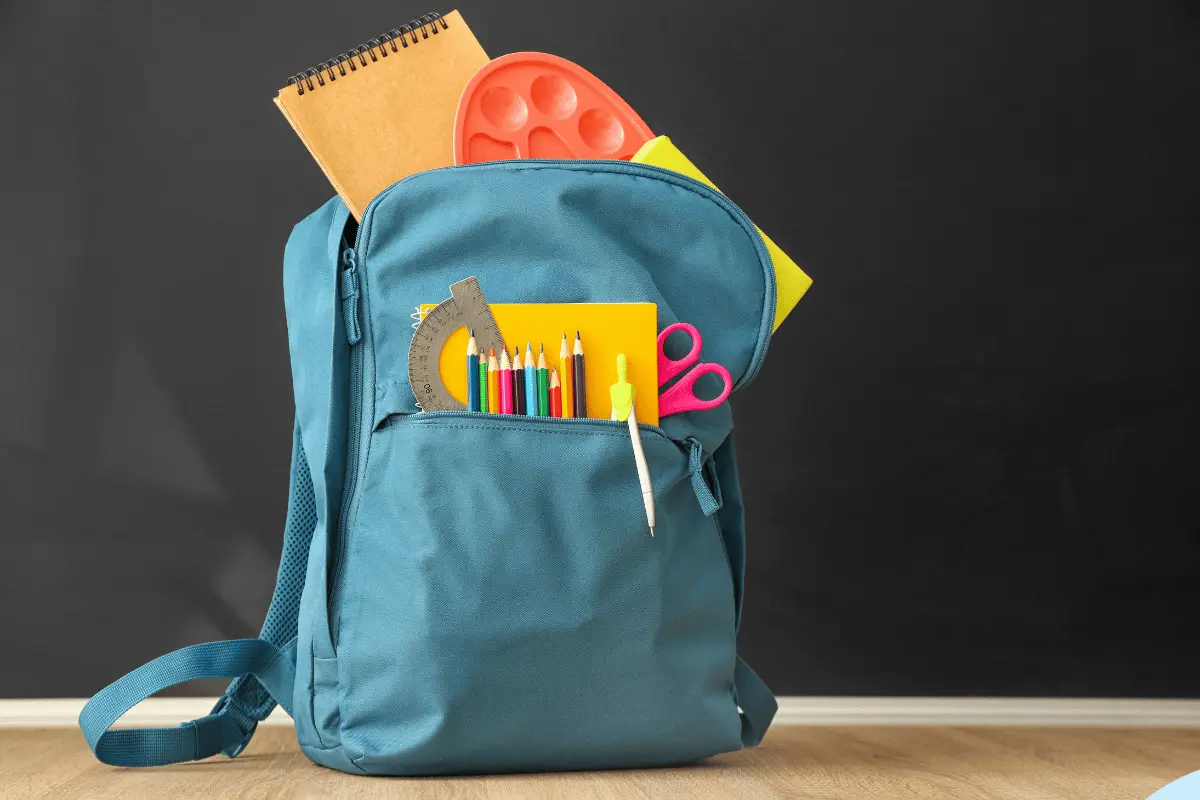 Para poder acceder a los kits de útiles escolares gratuitos, los padres o tutores deberán presentar una serie de documentos en copia. Foto: Canva.