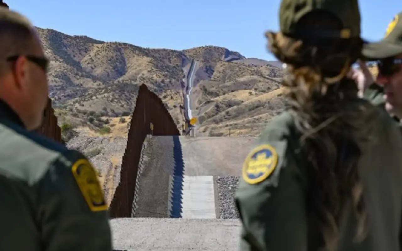 Agentes migratorios en frontera de México y Estados Unidos. Foto: X (@WhiteHouse)