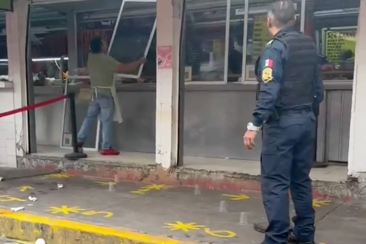 Policía en el lugar de los hechos del asesinato de un hombre mayor asesinado. Foto: X @jpcastorena